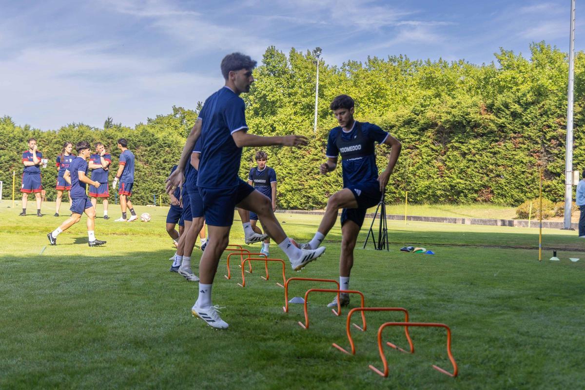 Arranca el Compostela de Carlos de Lerma: "La única manera de enganchar a la afición es demostrarlo en el césped" Arranca el Compostela de Carlos de Lerma: "La única manera de enganchar a la afición es demostrarlo en el césped"