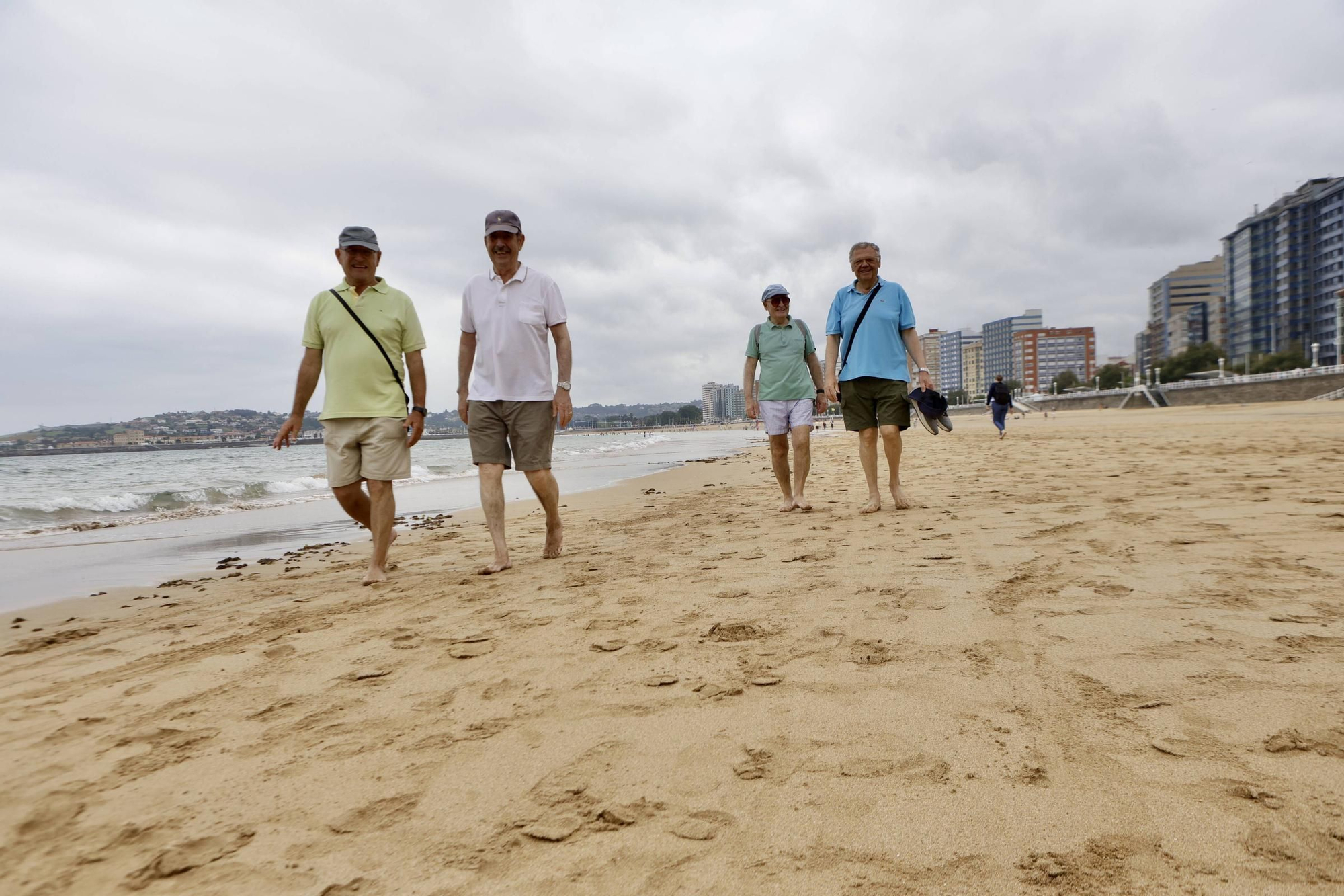 Ni la arena ni las medusas... esto es lo que más preocupa a los bañistas de la playa de San Lorenzo en Gijón (en imágenes)