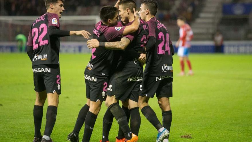 Los jugadores del Sporting celebran uno de los goles al Lugo.