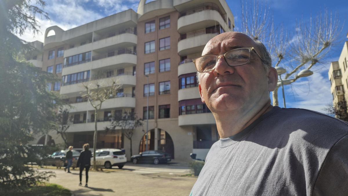 Antonio Benítez, delante del bloque donde trabaja, en Cáceres.