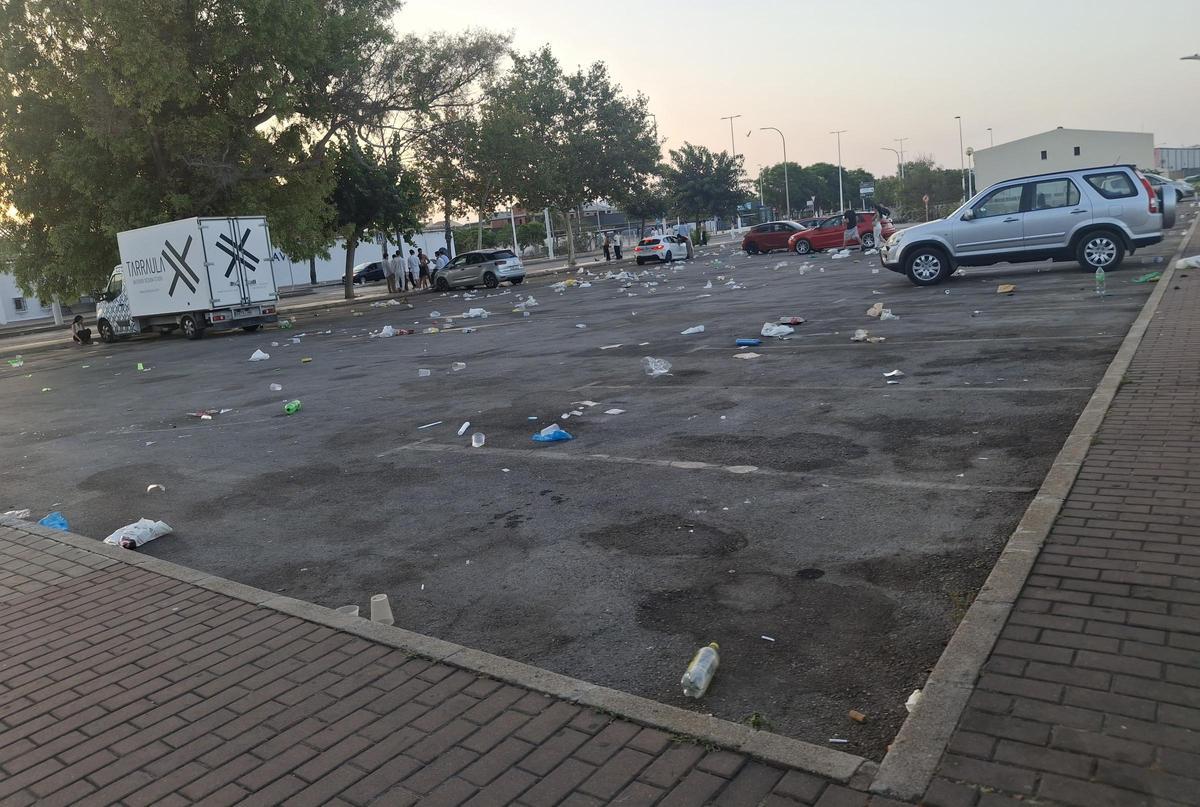 La basura salpica el aparcamiento