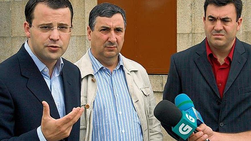 Alejandro Gómez, Manuel Gómez y Román Rodríguez, en la estación ferroviaria de Botos.