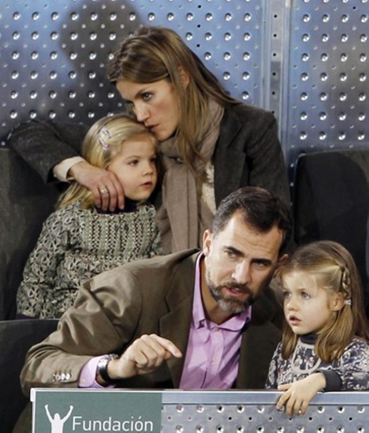 Felipe conversa con su hija Leonor y Letizia, con la pequeña Sofía, en diciembre del 2010, durante un encuentro de tenis entre Nadal y Federer.