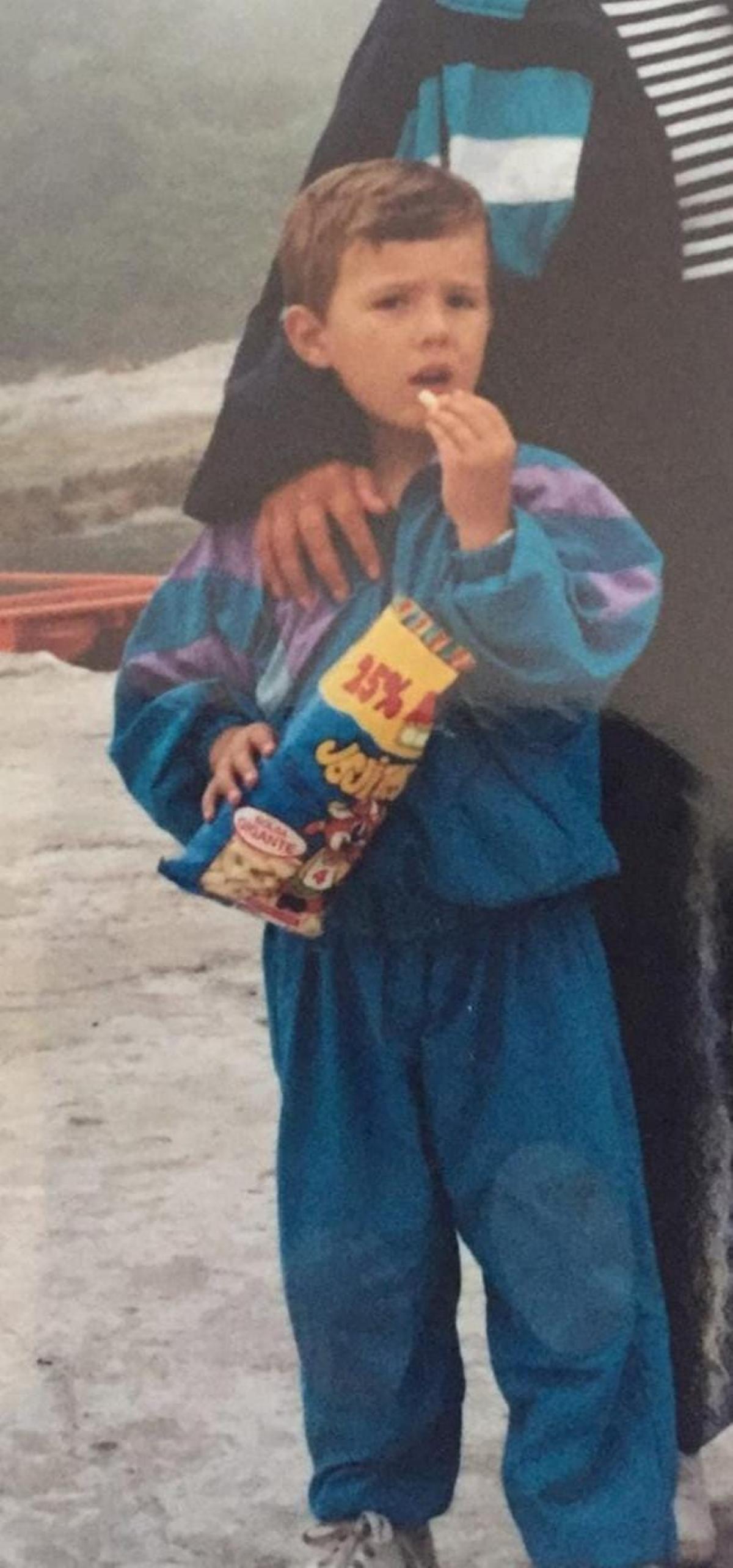 El hoy alcalde de Lousame, Esteban Ares, de niño.