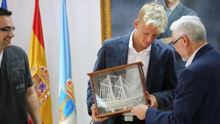 El tenista Nicola Khn recibe un barco de sal de manos del alcalde José Manuel Dolón en el salón de plenos/Foto Tony Sevilla