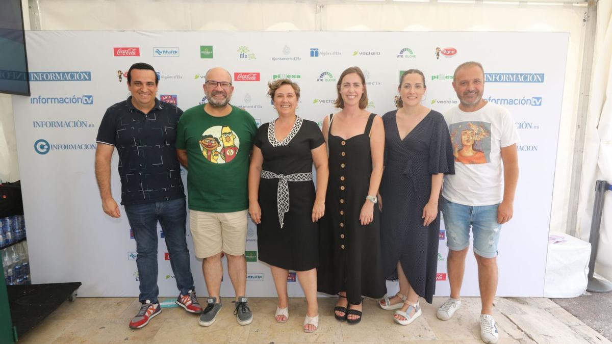 Rubén Míguez, de INFORMACIÓN, el edil de Participación Ciudadana, Felip Sànchez, la consellera de Cultura, Raquel Tamarit, la edil de Desarrollo Sostenible, Esther Díez, la coportavoz de Compromís en Elche, Marian Campello, y el concejal y portavoz municipal de Compromís en Alicante, Natxo Bellido, disfrutaron en el racó de Información TV.   | ANTONIO AMORÓS