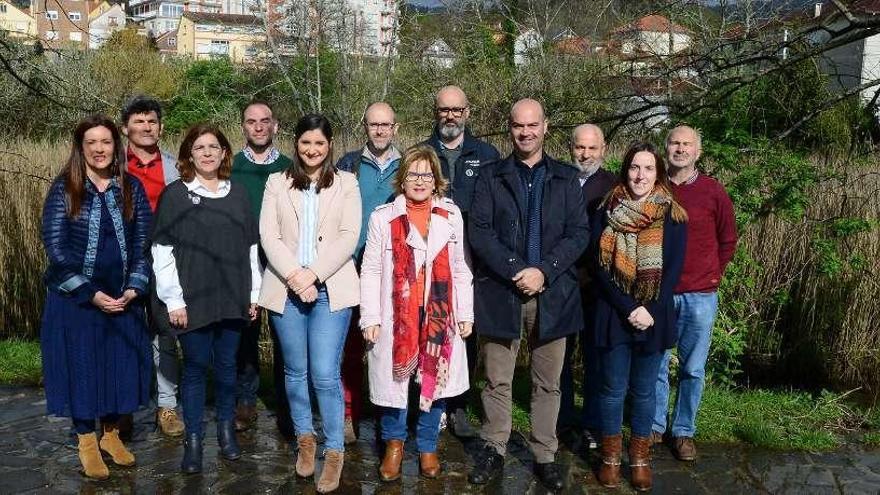 Representantes del BNG en la comarca y la diputada Montse Prado, ante los terrenos de Sisalde. // G.N.