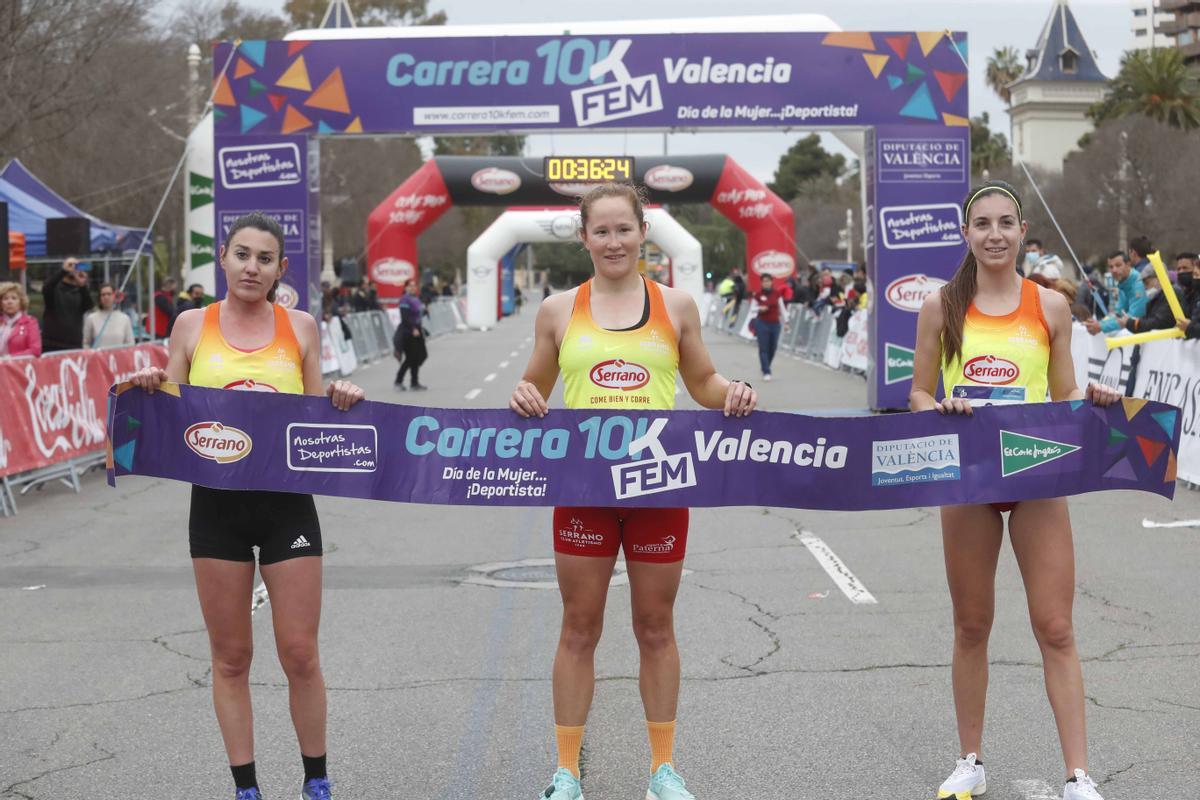 Noelia Juan, ganadora, junto a María José Pérez, segunda y María Ureña,tercera. Las tres corredoras pertenecen al club valenciano Cárnicas Serrano.