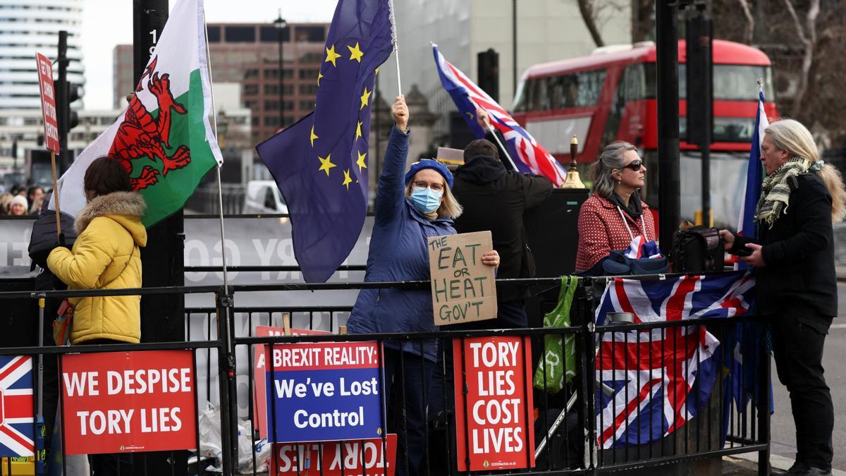 Ciudadanos de Londres protestan contra el Brexit.