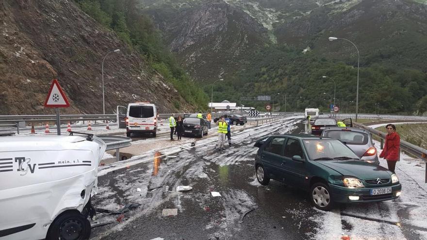 Varios de los coches implicados en el accidente múltiple.