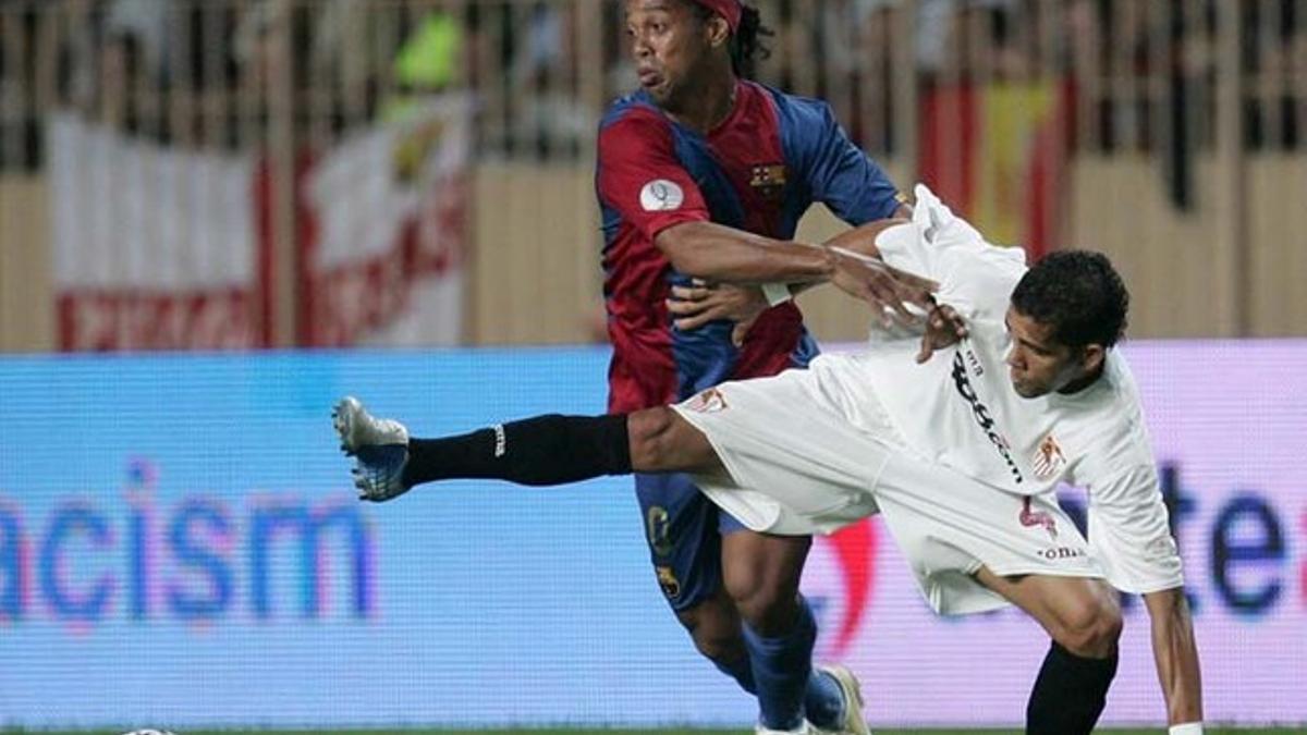 Dani Alves, luchando con Ronaldinho en aquella Supercopa de Europa de 2006