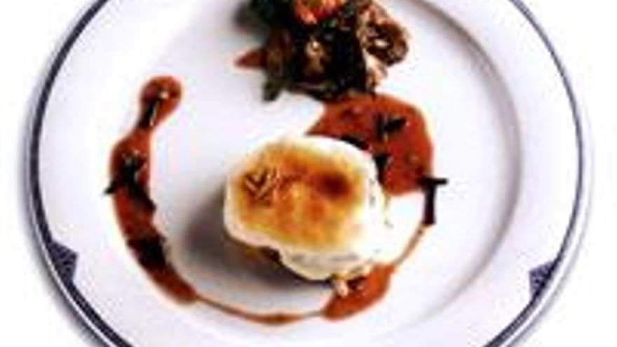 Lasaña de patata y pierna de Ternasco de Aragón al ajo tostado y salsa de trufas del Maestrazgo Lasaña de patata y pierna de Ternasco de Aragón al ajo tostado y salsa de trufas del Maestrazgo