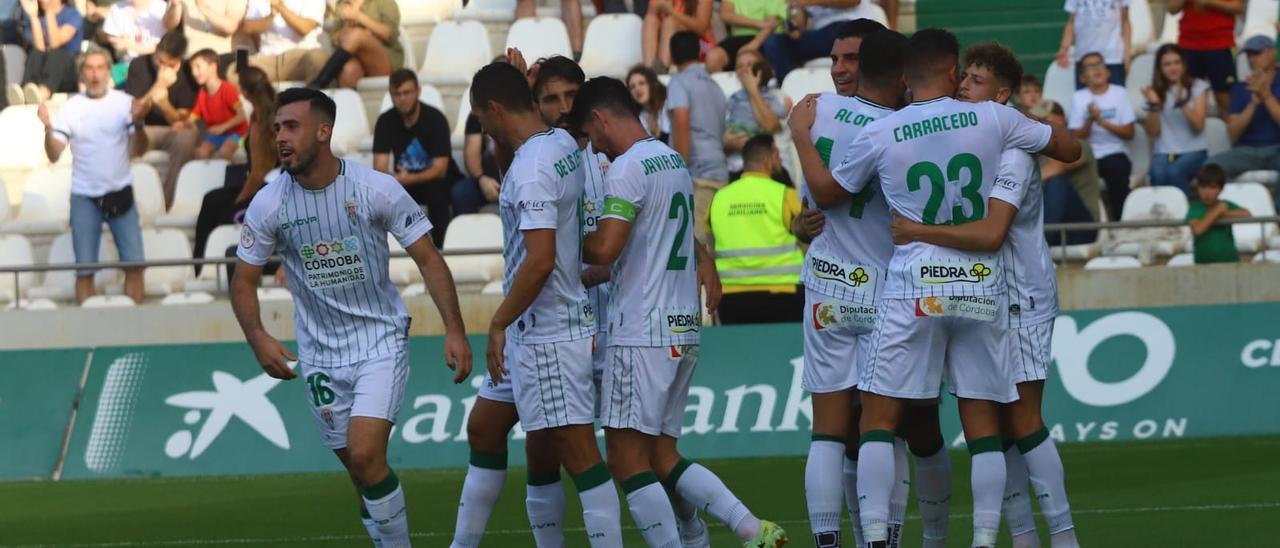 Los jugadores del Córdoba CF celebran uno de los goles anotados al Talavera en El Arcángel, este domingo.