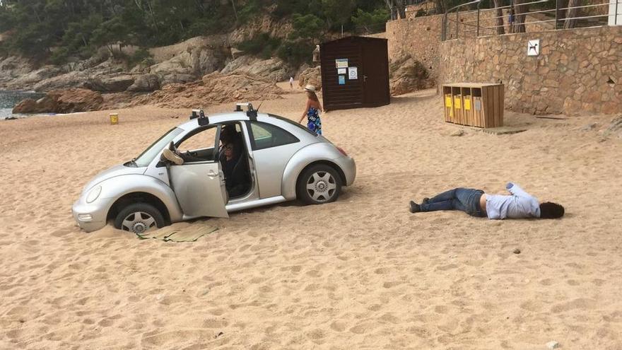 Un conductor encalla el seu cotxe a la platja de Tamariu