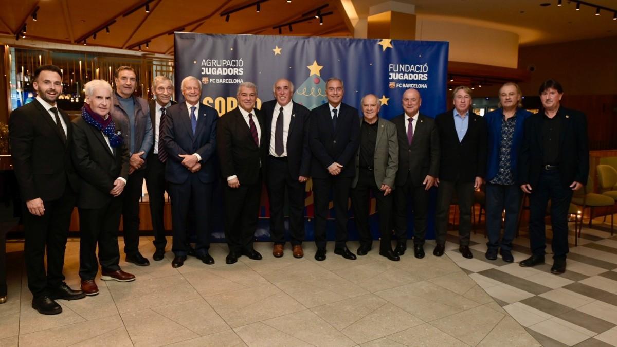 Laporta posó con exjugadores del Barça míticos