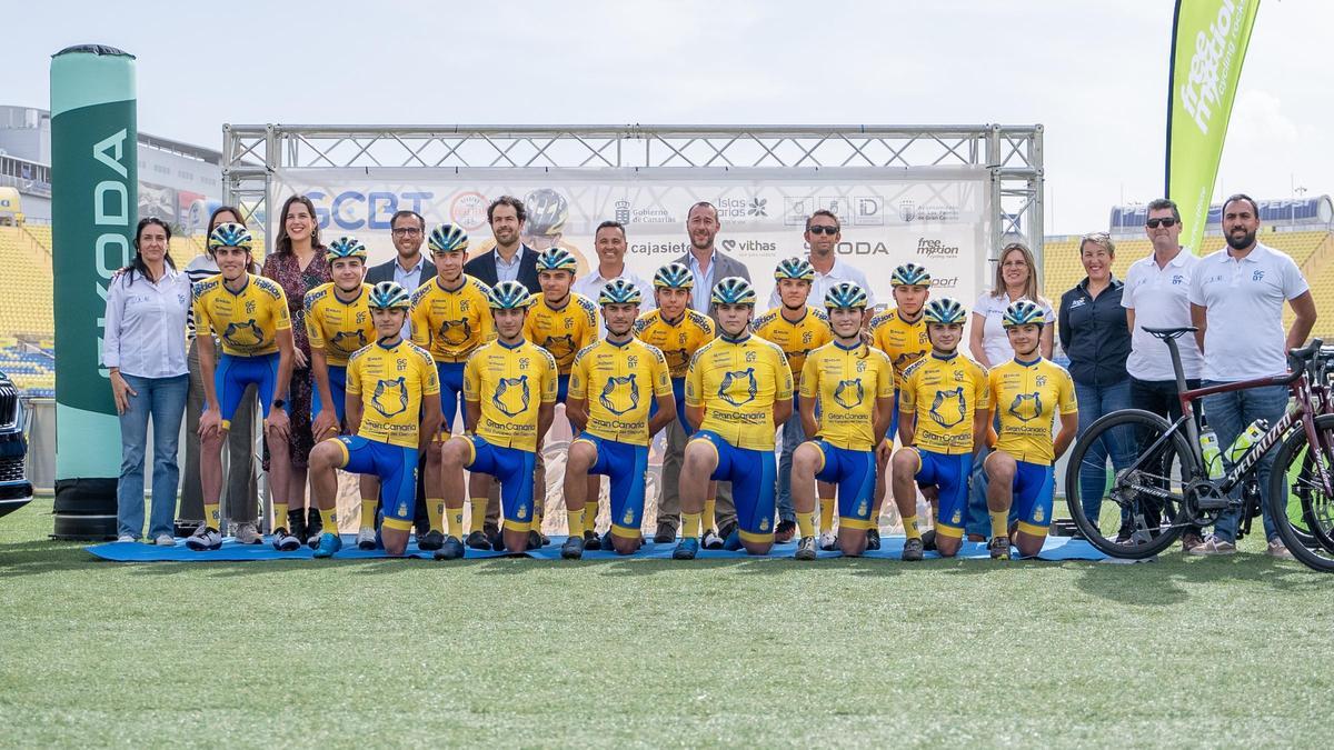 Imagen de familia del equipo del Gran Canaria Bike Team en su presentación oficial.