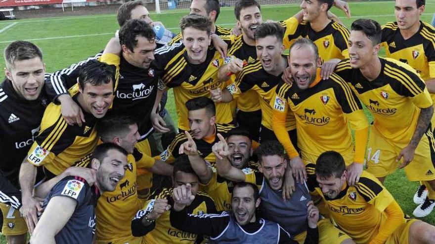 Los jugadores de Osasuna celebran el ascenso ayer en Girona.