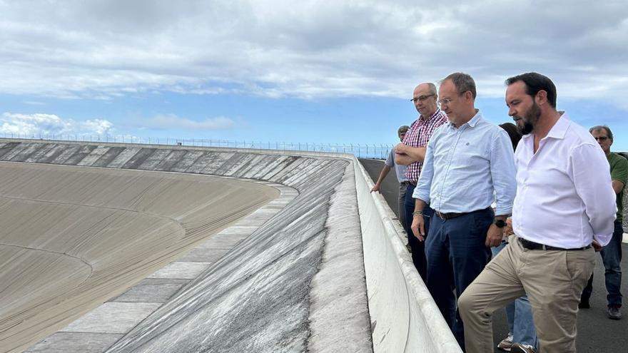 El presidente del Cabildo, Sergio Rodríguez (centro), durante su visita al embalse.