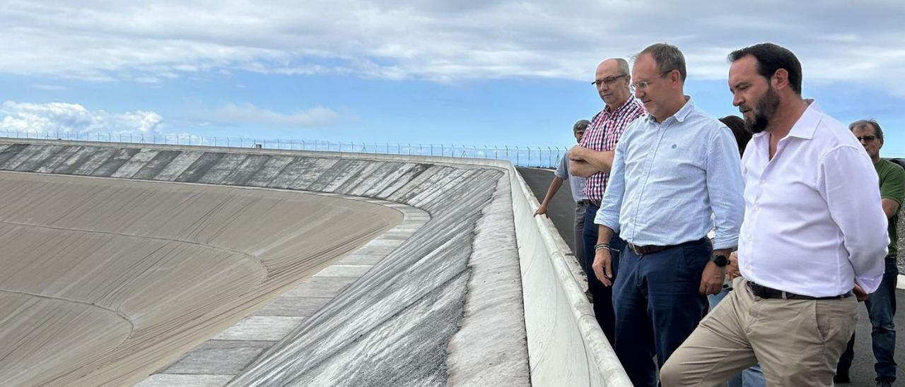 El presidente del Cabildo, Sergio Rodríguez (centro), durante su visita al embalse.