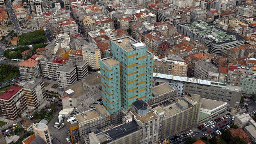 Vista general del hospital Xeral, que albergará la Ciudad de la Justicia // Marta G.Brea