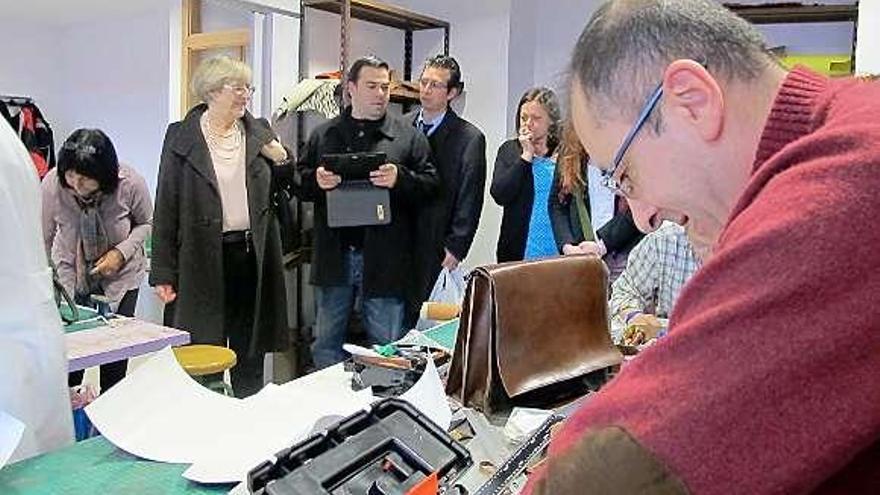 Maria José Fernández muestra su trabajo en el taller de mantas.