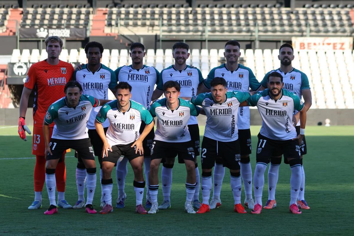 Once inicial del Mérida en un partido de pretemporada.