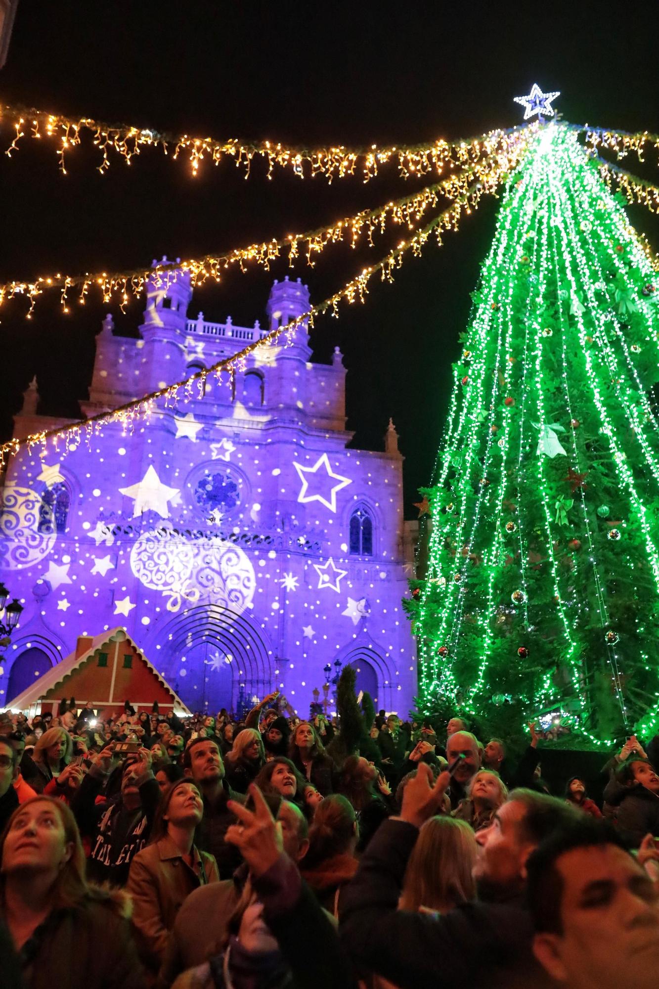 Las mejores imágenes del encendido de luces en la Plaza Mayor de Castelló