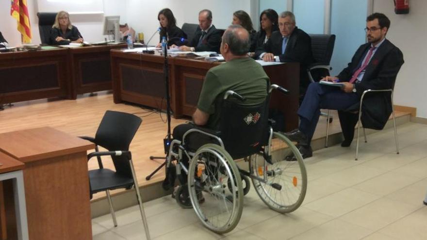 El acusado, sentado en silla de ruedas, en el momento en que empezaba el juicio