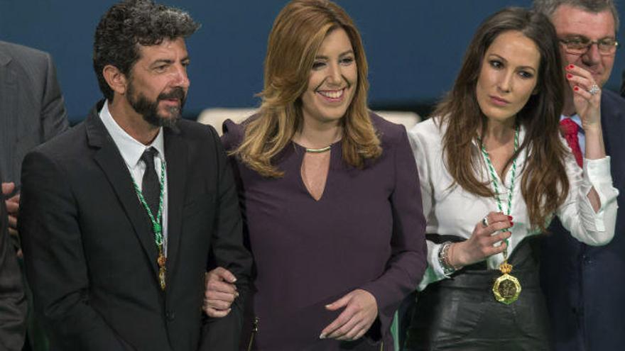 La presidenta de la Junta de Andalucía, Susana Díaz (c), con el cineasta sevillano Alberto Rodríguez, nombrado Hijo Predilecto, y la cantante Malú (d), distinguida con la Medalla de Andalucía con motivo de la celebración hoy en el Teatro de La Maestranza de Sevilla del Día de la Comunidad.