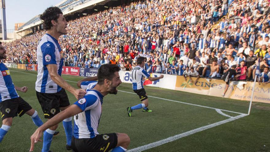 La afición herculana festeja un gol de su equipo al fondo.