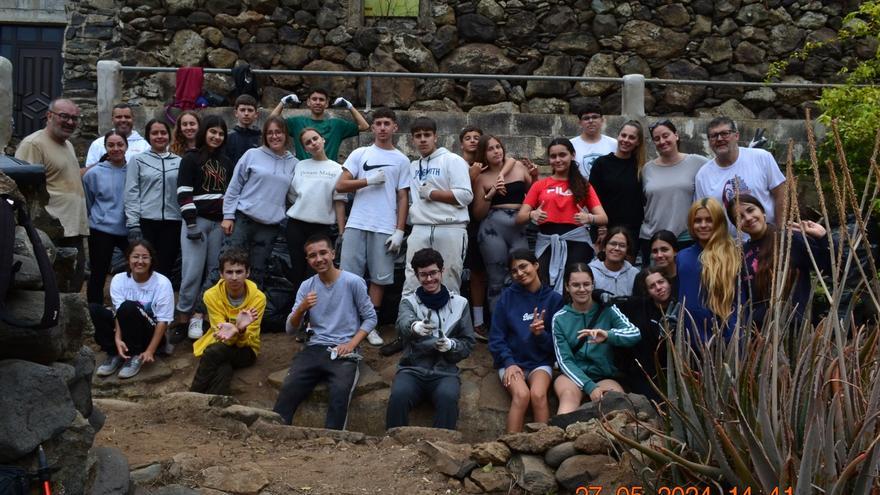 Alumnos del instituto Noroeste rescatan de la maleza el antiguo lavadero de La Cañada, en Santa María de Guía