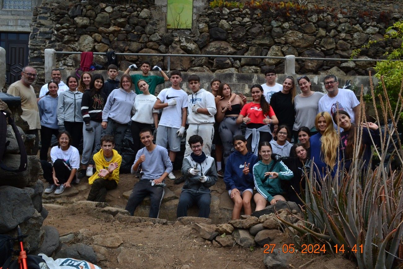 Alumnos del instituto Noroeste rescatan de la maleza el antiguo lavadero de La Cañada, en Santa María de Guía