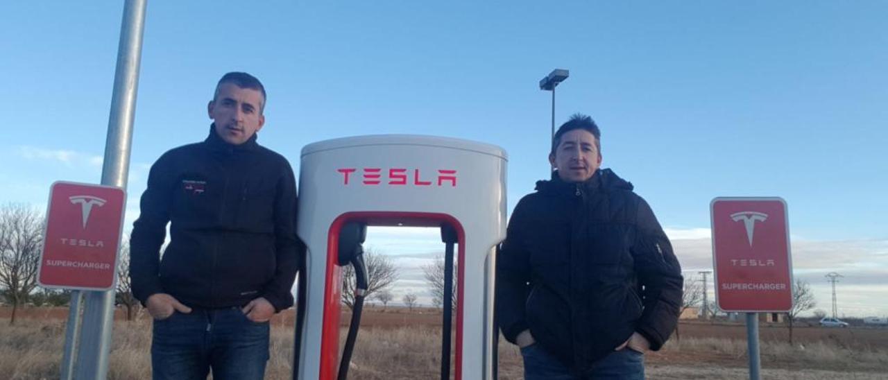 Ricardo y José Pardo Bosque, en la electrolinera que han montado para Tesla en La Gineta (Albacete).