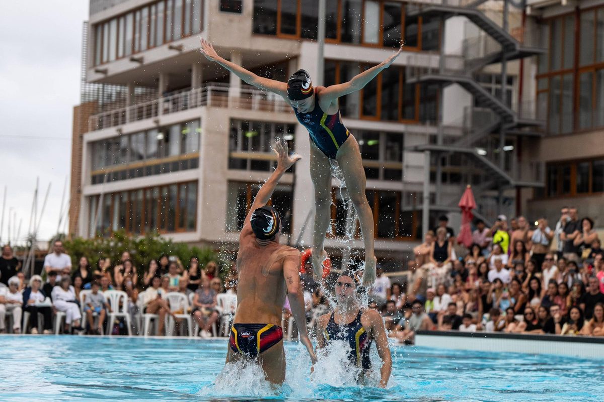 El equipo de natación artística presenta su rutina para el mundial de Singapur