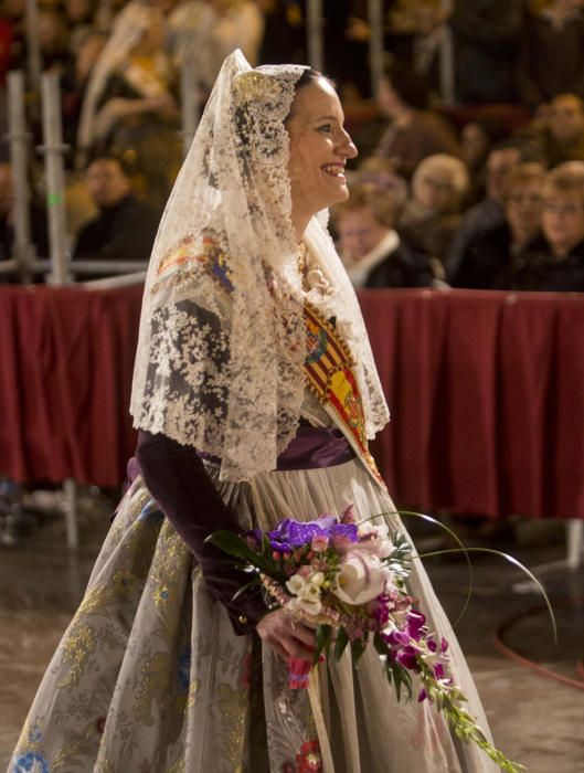 Mónica Oltra desfila en el primer día de la Ofrenda