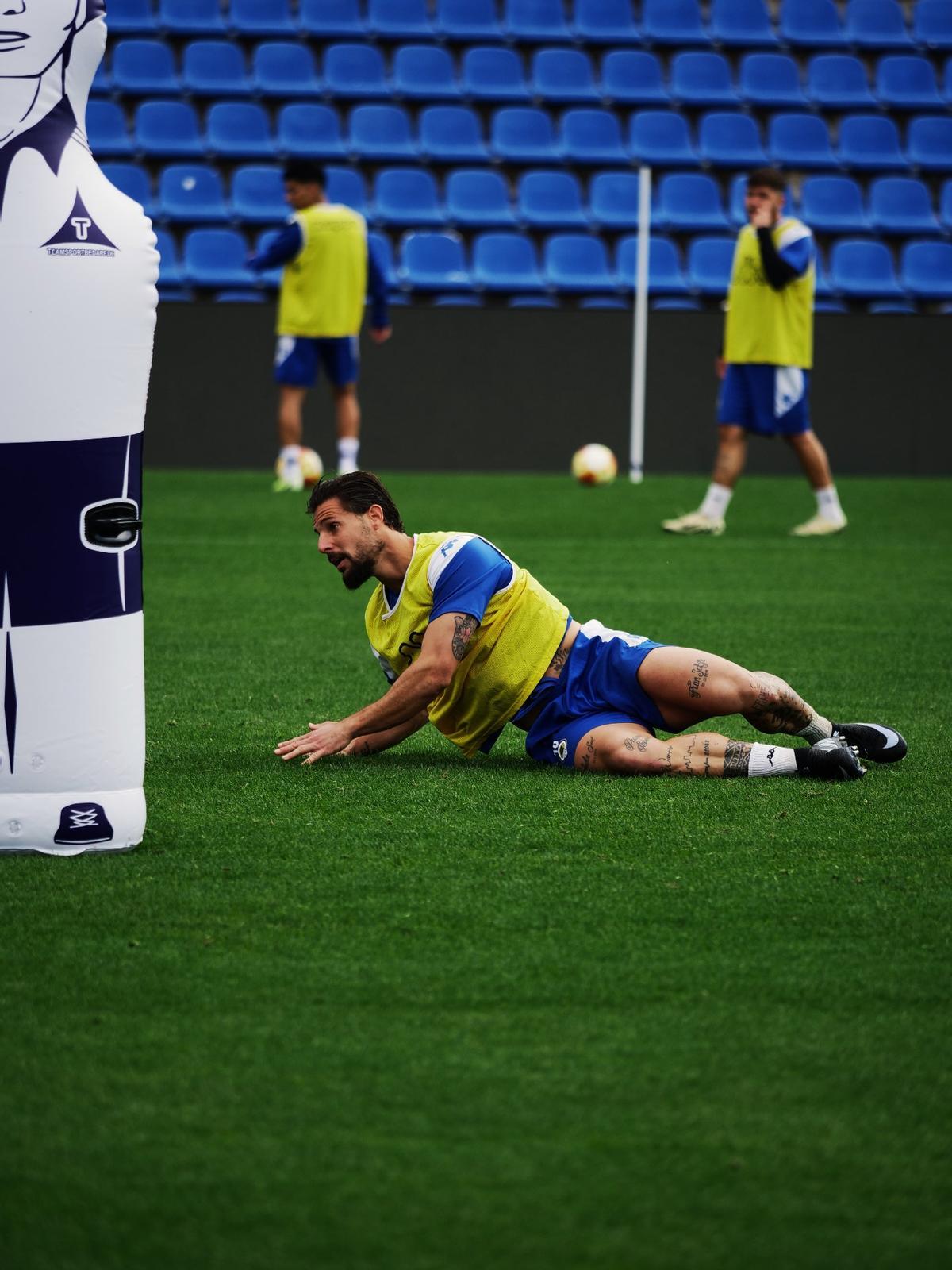 Fran Sol, máximo goleador del Hércules con 7 tantos, en el suelo al final de un ejercicio.