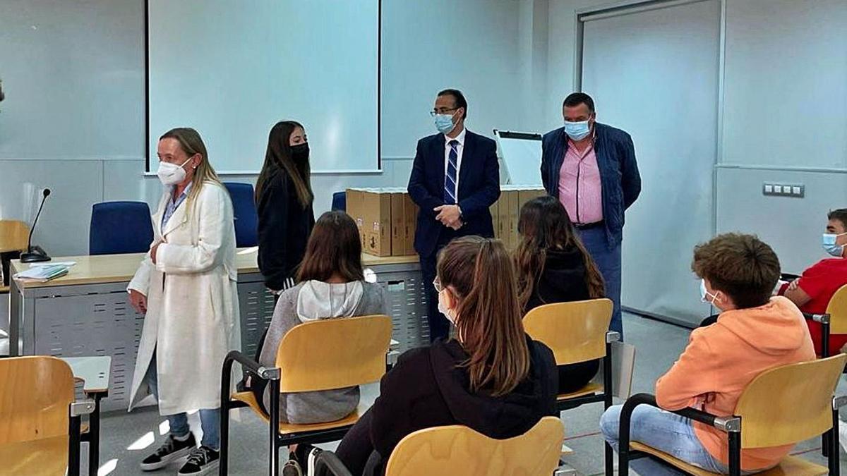 De pie, por la izquierda, Victoria Santana, Carla Sanz, Jesús Bordás y José Luis Nosti, ante alumnos del colegio, durante el acto de ayer. | M. Villoria