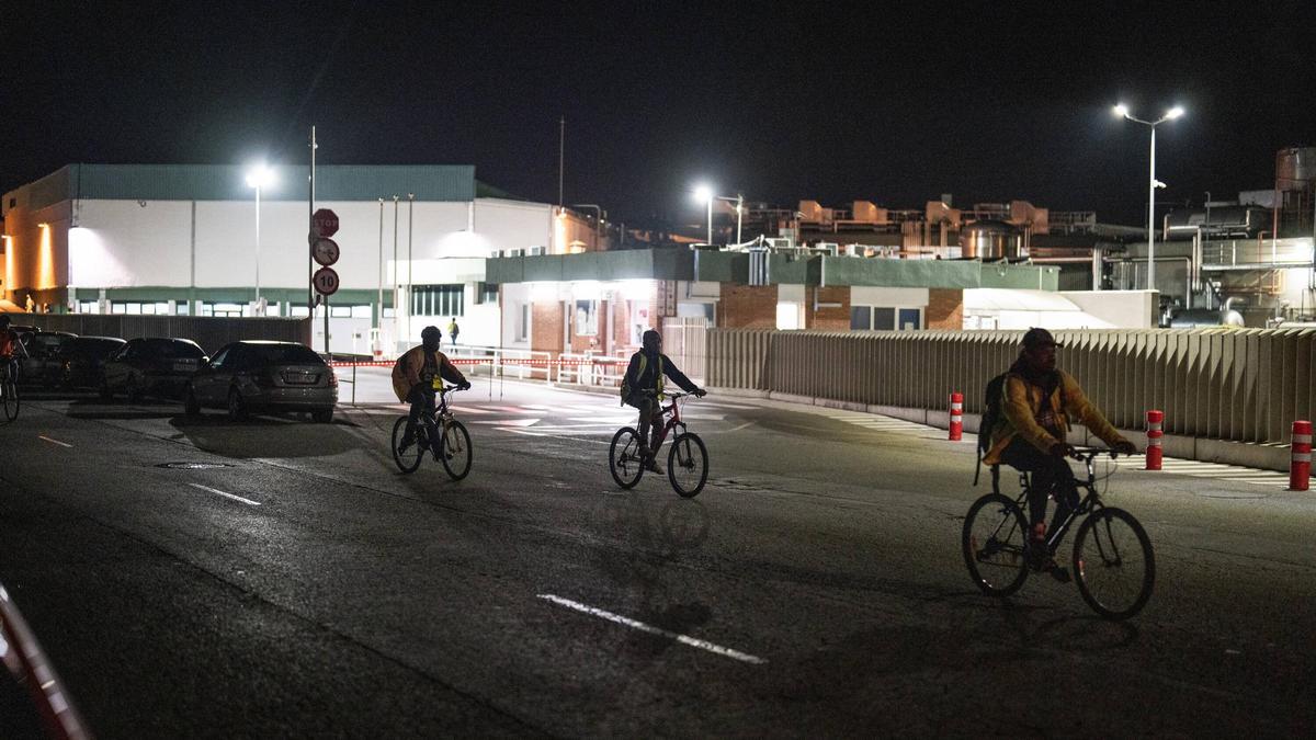 Un grupo de empleados entra a trabajar a las cuatro de la madrugada en matadero Le Porc Gourmet .
