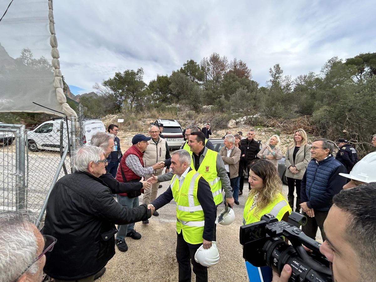 Representantes de la comunidad de regantes junto al conseller y representantes políticos en la visita al pozo de Rotes.