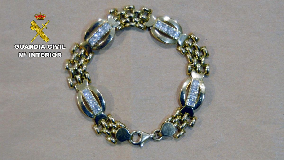 Una de las pulseras recuperadas por la Benemérita.
