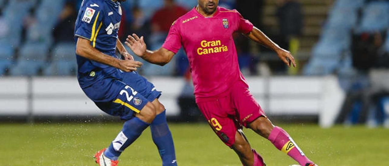 Culio trata de superar al jugador del Getafe Juan Rodríguez.