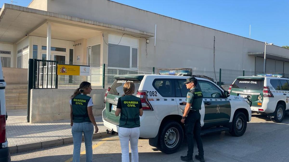 Agentes de la Guardia Civil en el cuartel de Calvià.