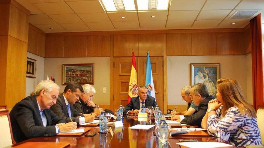 El delegado del Gobierno en Galicia presidió ayer una reunión sobre el refuerzo de la medidas de seguridad.