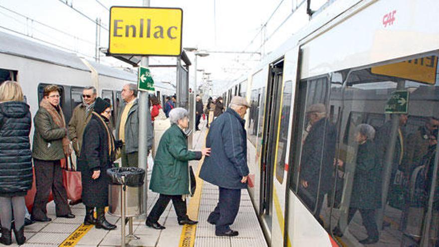 Pasajeros cambiando de tren en la estación de enlace, donde paran los trenes eléctricos.