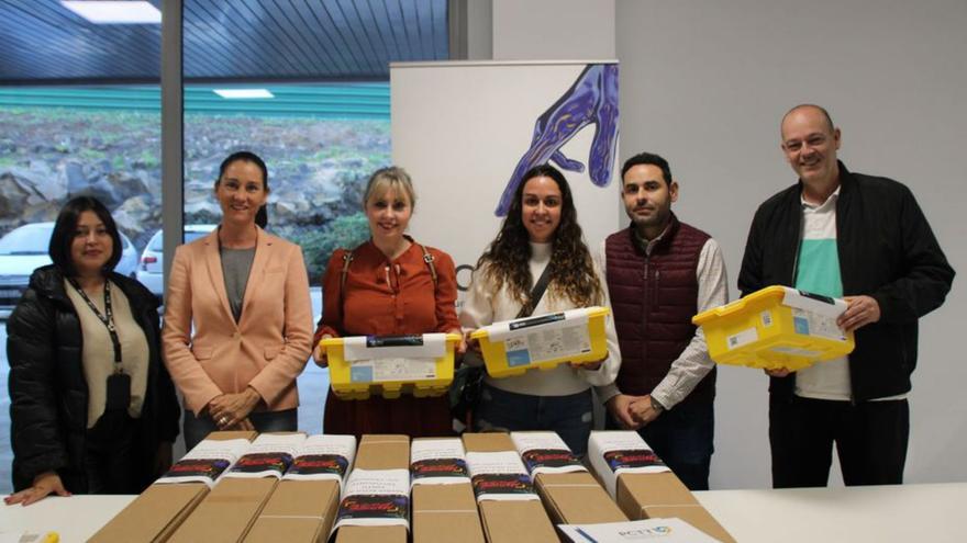 Un momento de la entrega del material para la First Lego League Canarias.