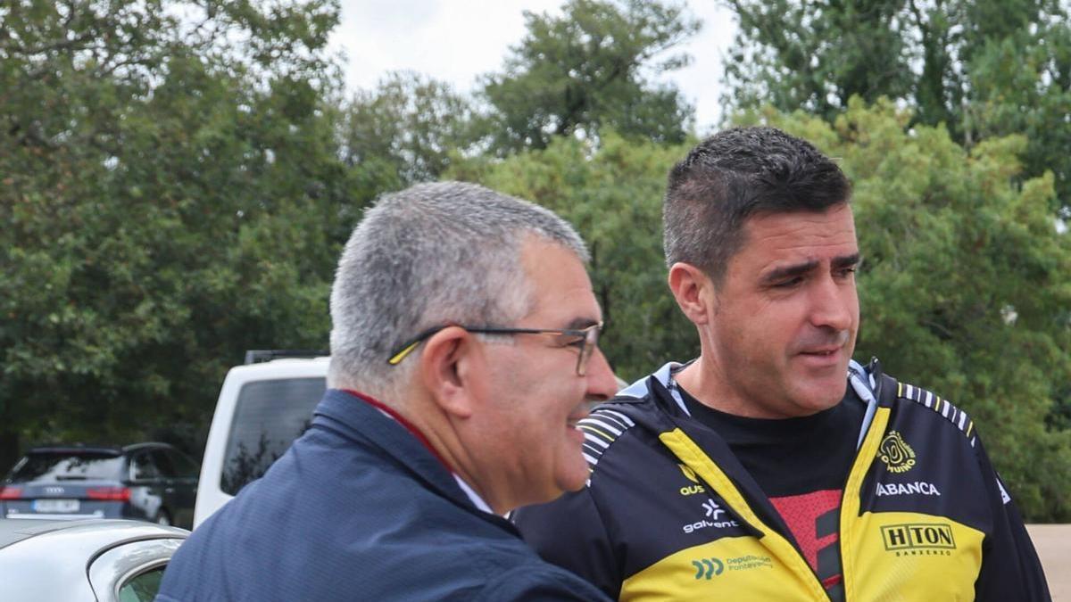 David Castro junto a José Manuel Vázquez, responsable del Náutico O Muíño de Ribadumia.