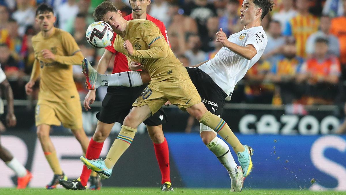 Hugo Guillamón pela un balón frente a Gavi.