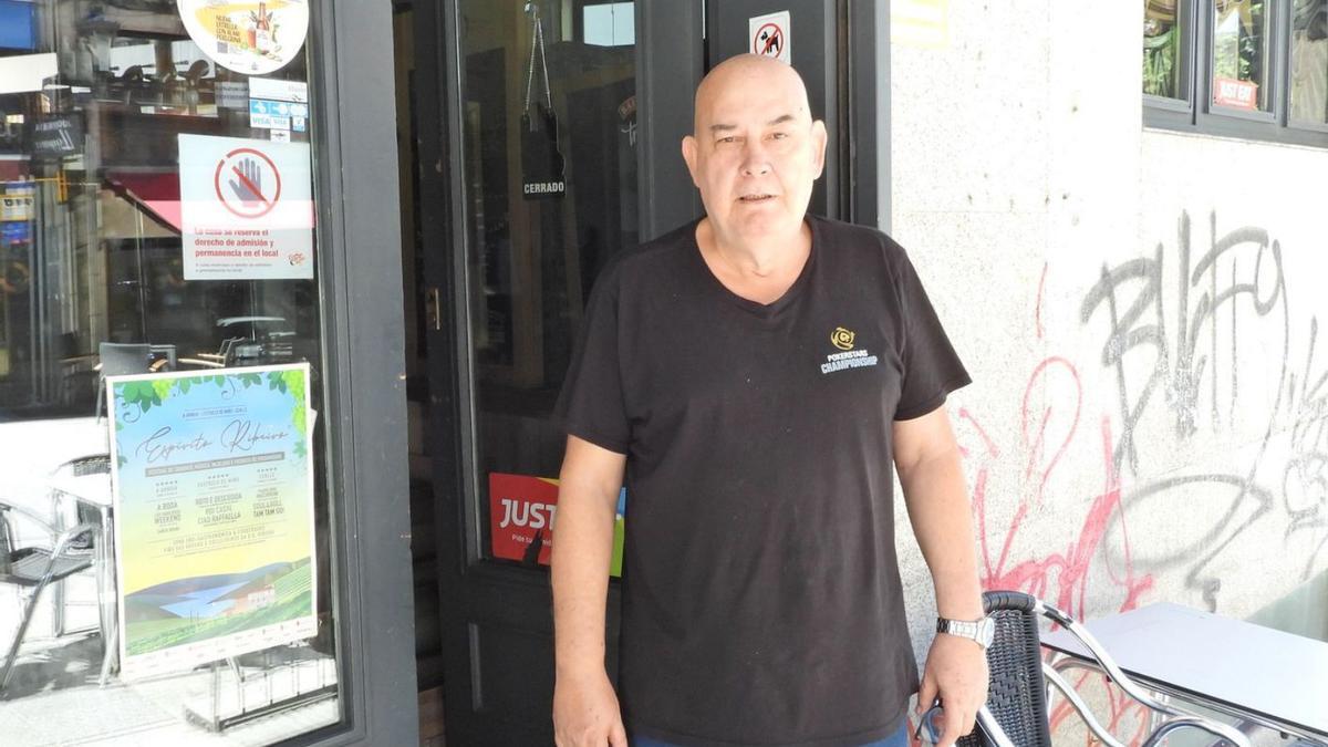 Valerio Varela, de 64 años, en la puerta de su local hostelero, el Rock Café.