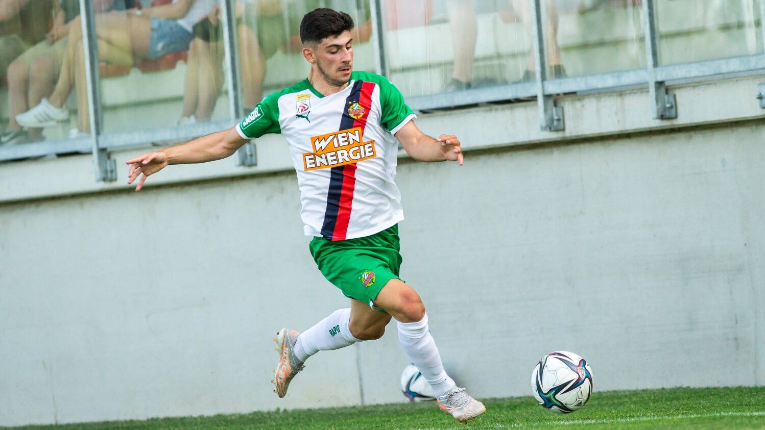 Yusuf Demir, en un partido con el Rapid de Viena.