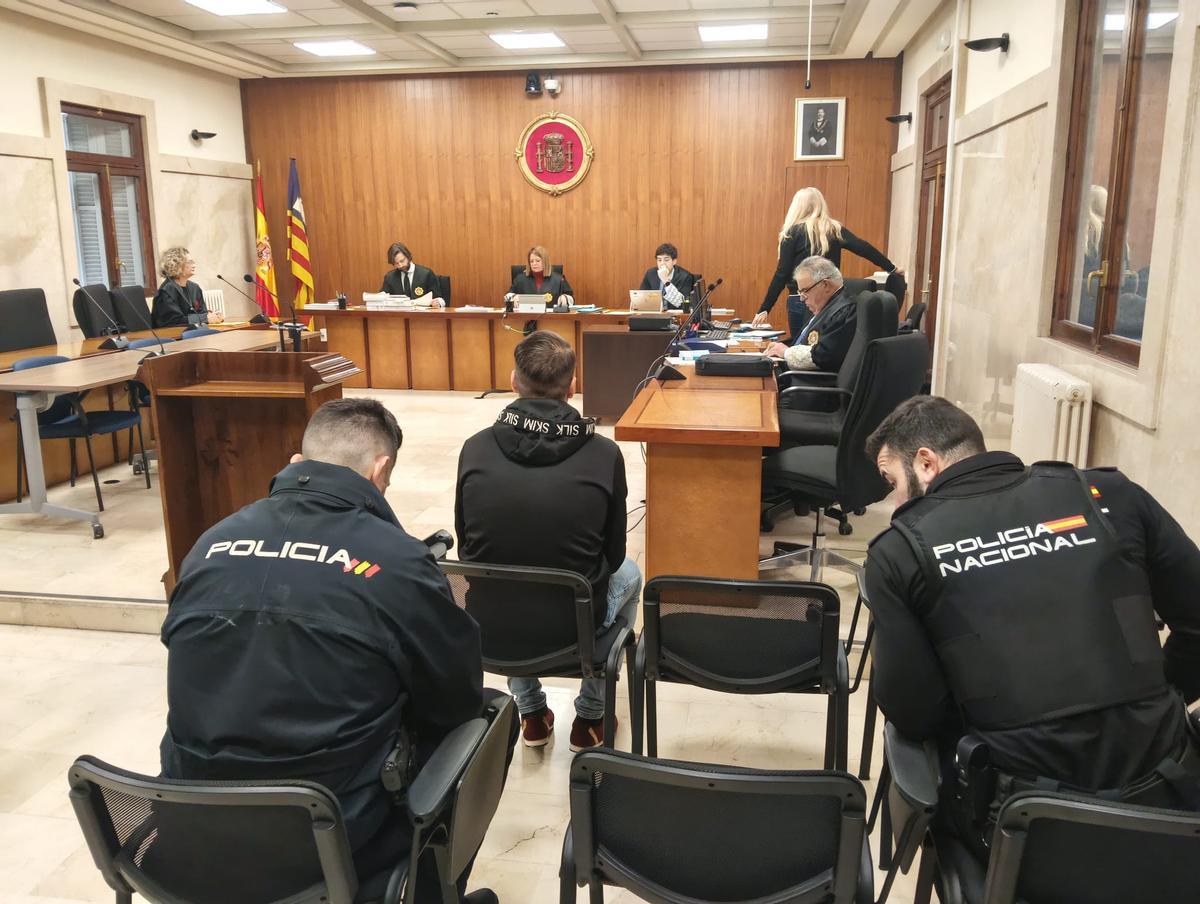 El hombre condenado, ayer en la Audiencia Provincial.